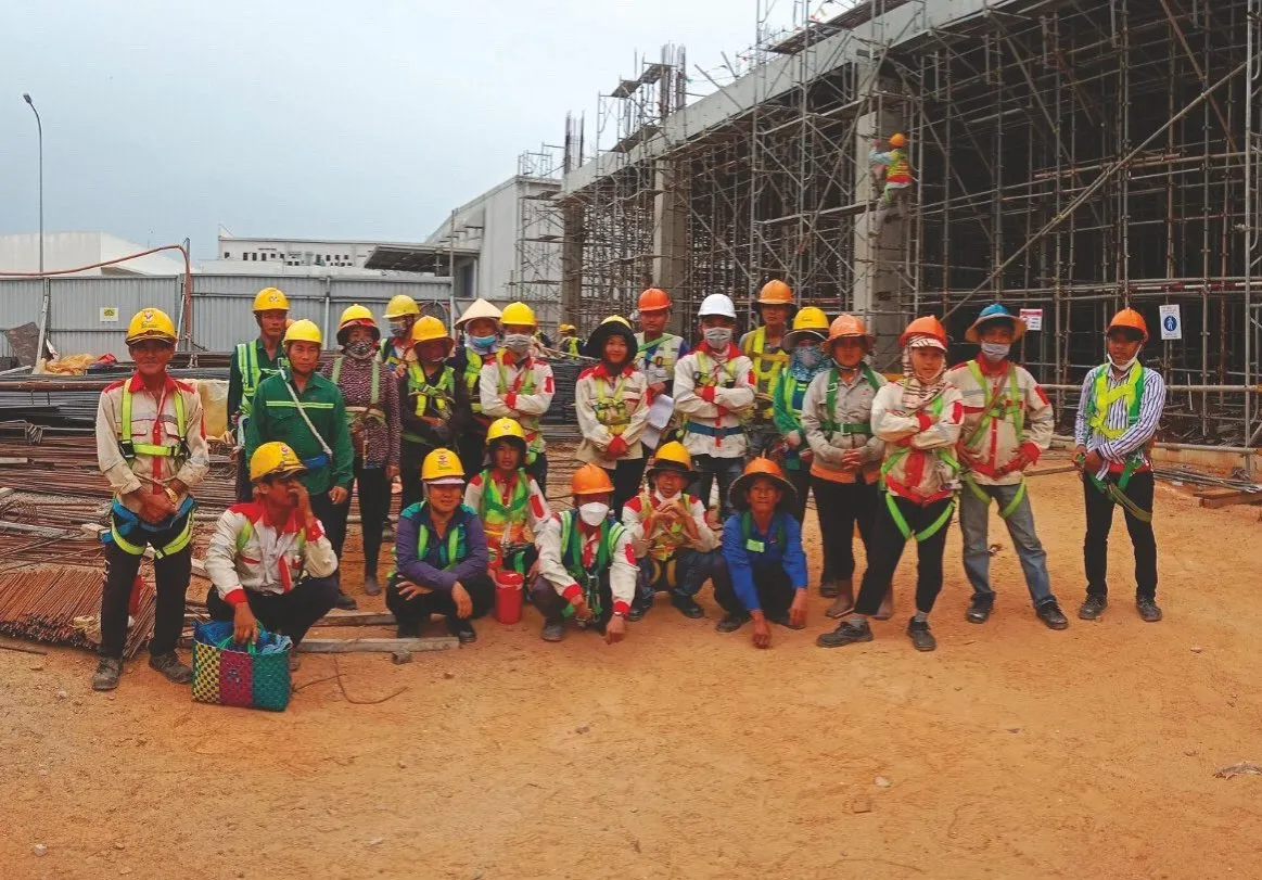 Nên thuê nhà thầu công ty hay thầu tự do
